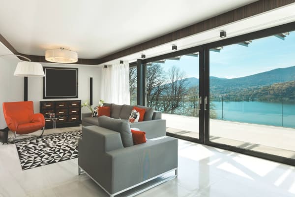 Modernes Wohnzimmer mit Hebeschiebetür und Panoramablick auf den See