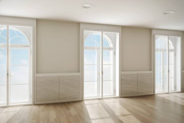 Doppelfenster mit Rundbogen – Helle Fensterfront in modernem Raum