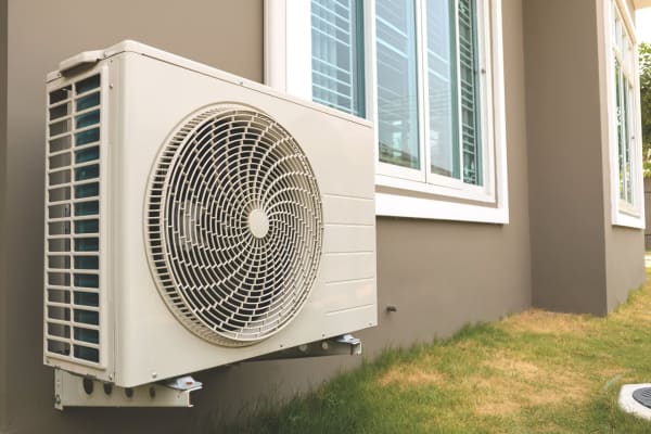 Wärmepumpe an einem Wohnhaus montiert