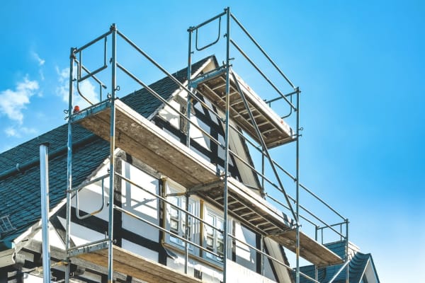 Energetische Sanierung an Haus mit Gerüst