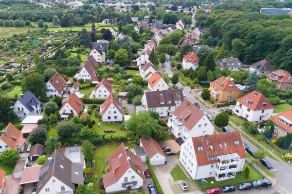 Luftaufnahme einer Einfamilienhaussiedlung