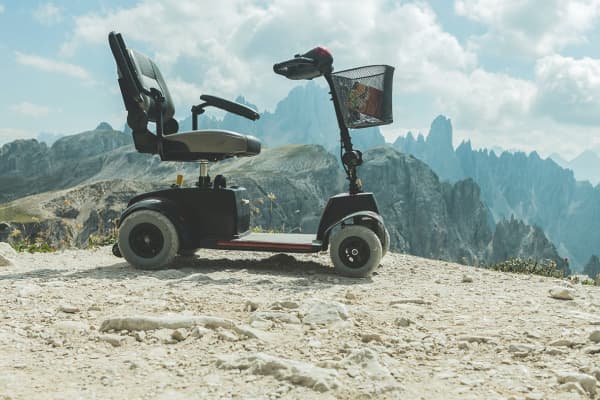 Elektromobil mit vier Rädern steht vor Bergkulisse