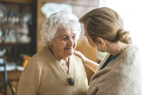 Seniorin mit Angehöriger im Gespräch