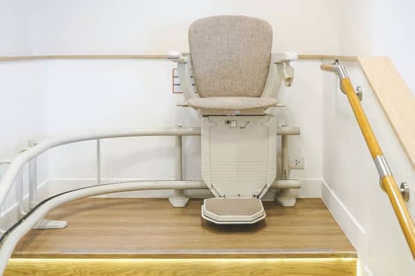 Treppenlift am Treppenanfang.