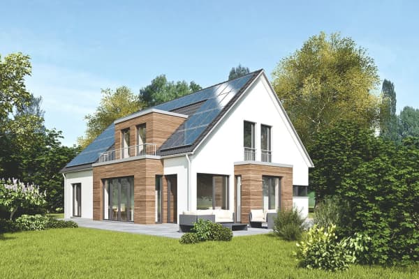 Modernes weißes Einfamilienhaus mit Holzelementen und Solarmodulen auf dem Dach im gepflegten Garten