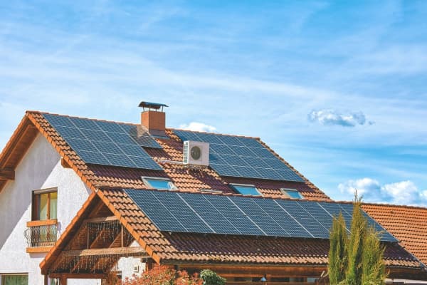 Solardach mit Wärmepumpe für GEG-Vorgabe