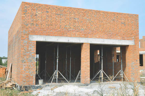 Garagenrohbau einer Doppelgarage mit Sonderhöhe