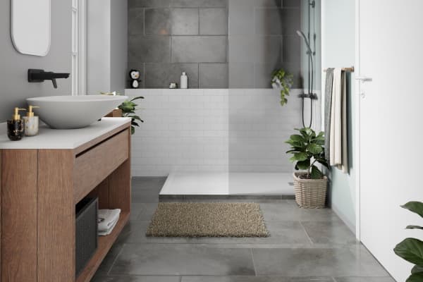 Modernes Badezimmer mit bodentiefer Dusche mit Glaswand