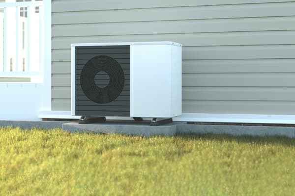 Wärmepumpe vor Einfamilienhaus