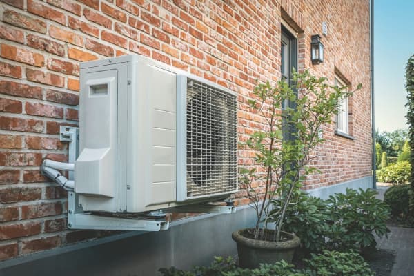 Wärmepumpe vor einem Altbau