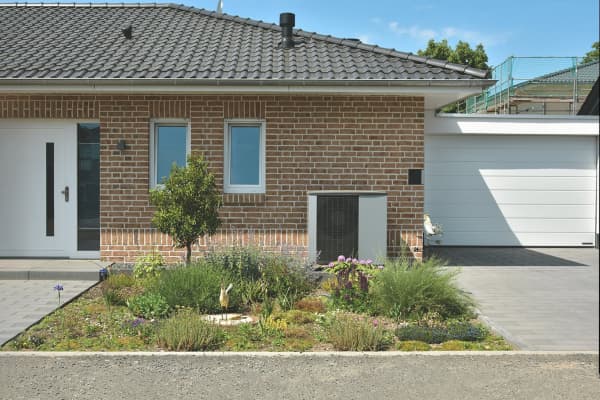 Wärmepumpe vor Haus