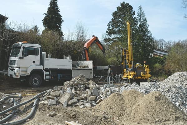 Baustelle für Erdwärmepumpen-Bohrung