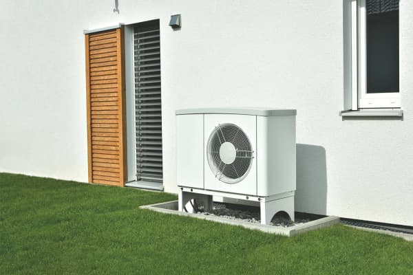 Luftwärmepumpe vor Einfamilienhaus