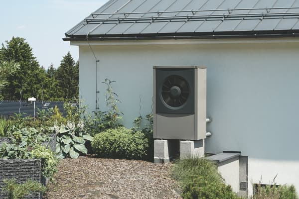Wärmepumpe vor Einfamilienhaus
