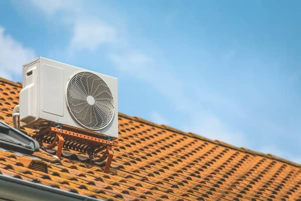 Klimaanlage oder Wärmepumpe auf Hausdach