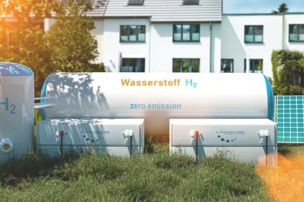 Wasserstoff-Heizung vor Einfamilienhaus