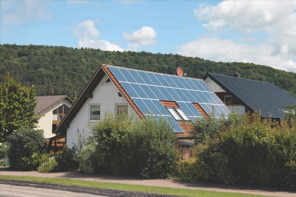Solaranlage auf Dach eines Einfamilienhauses in Baden-Württemberg