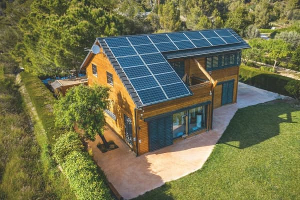 Einfamilienhaus aus Holz mit großer Solaranlage auf dem Dach