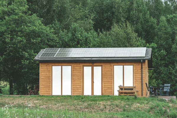 Gartenhaus aus Holz mit Solaranlage auf dem Dach