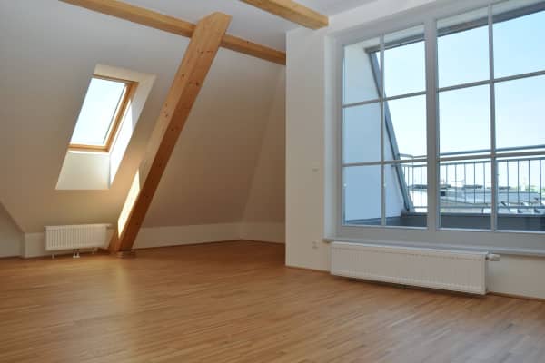 Dachfenster aus Holz und Kunststoff in einer Dachgeschosswohnung.