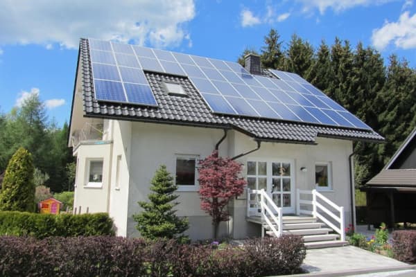 Einfamilienhaus mit einer Solaranlage auf dem Dach
