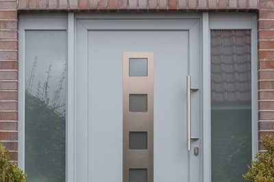 Moderne Haustür in weiß mit Glas-Seitenteilen