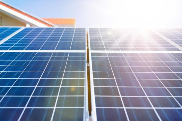 Die Sonne spiegelt sich in der neuen Solaranlage von Aroundhome