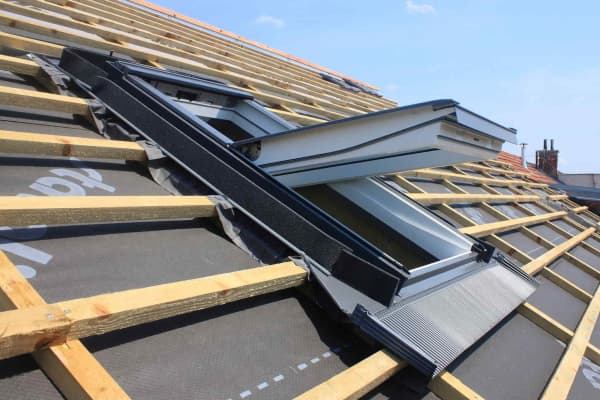 Dachfenstereinbau auf einem ungedeckten Dach