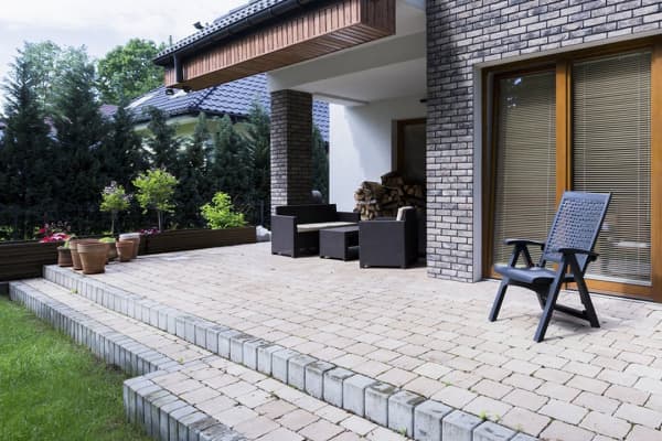 Terrasse aus Stein vor Einfamilienhaus