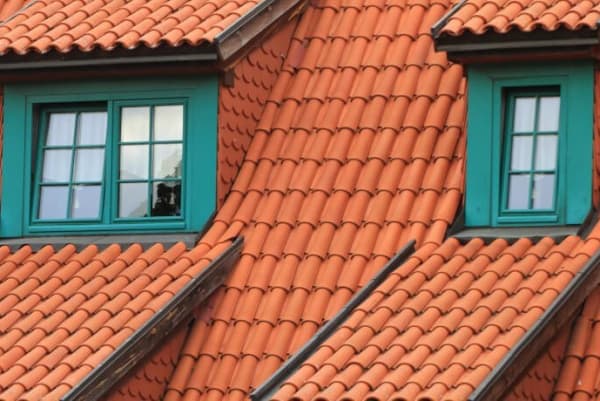 Haus mit roten Dachziegeln