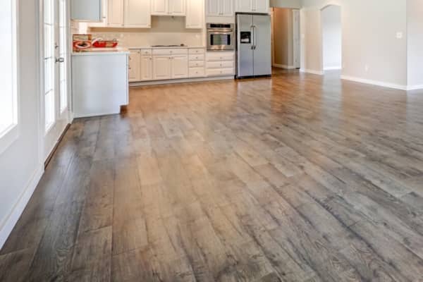 Laminatboden in der ganzen Wohnung ausgelegt.