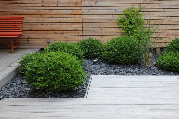 Moderne Terrasse am Eigenheim mit einfacher Gartengestaltung
