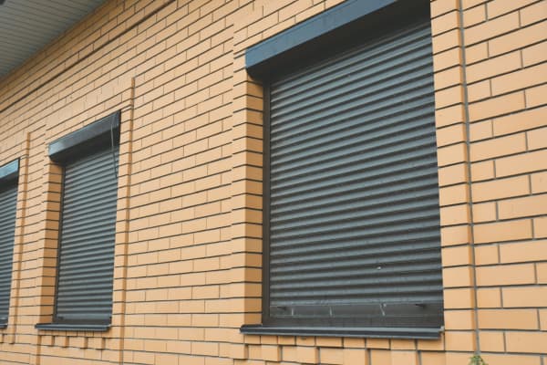 Außenrollladen am Haus mit Backsteinfassade