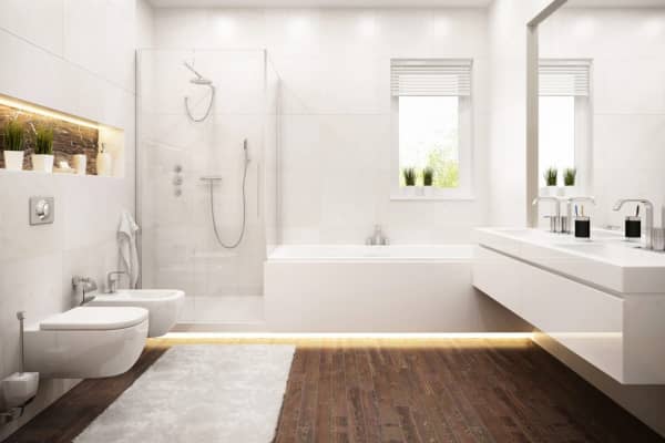 Weißes Badezimmer modern eingerichtet