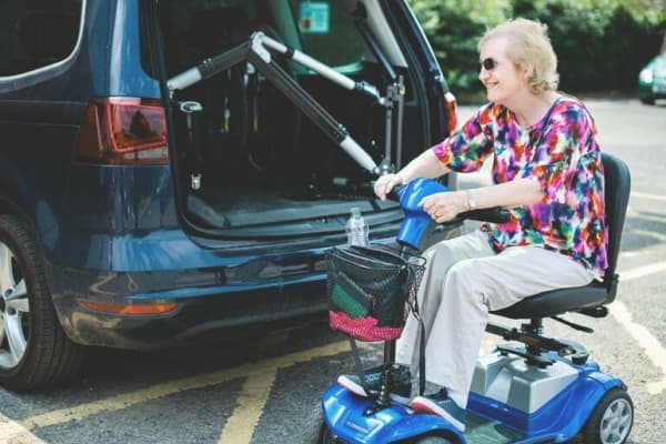 Ältere Frau auf Elektromobil