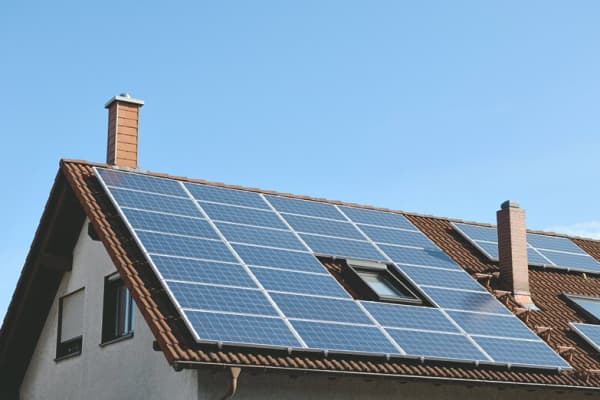 Hausdach mit Solaranlage