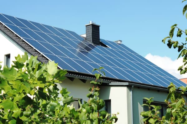 Hausdach mit einer Solaranlage