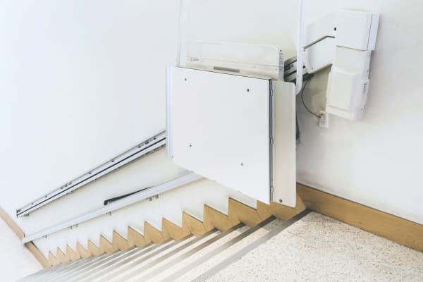 Treppenlift im Treppenhaus