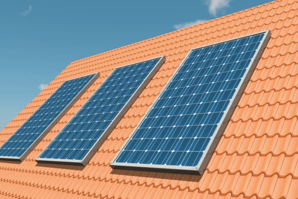 Bild mit drei nebeneinander angebrachten Solarmodulen auf einem roten Ziegeldach