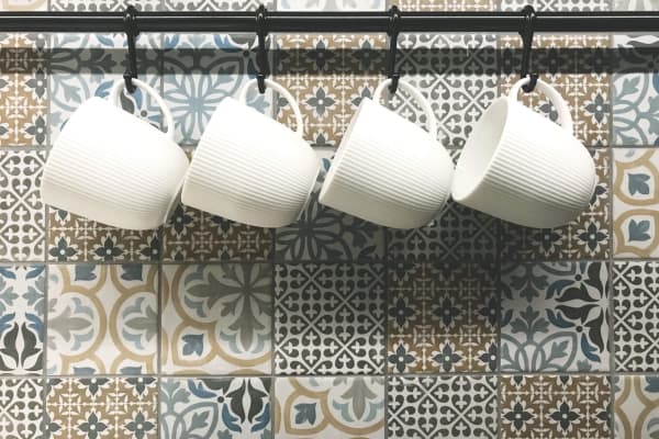 Küchenfliesen mit Tassen