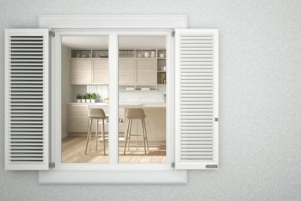 Moderne Küche hinter weißen Fensterläden – Blick ins Innere