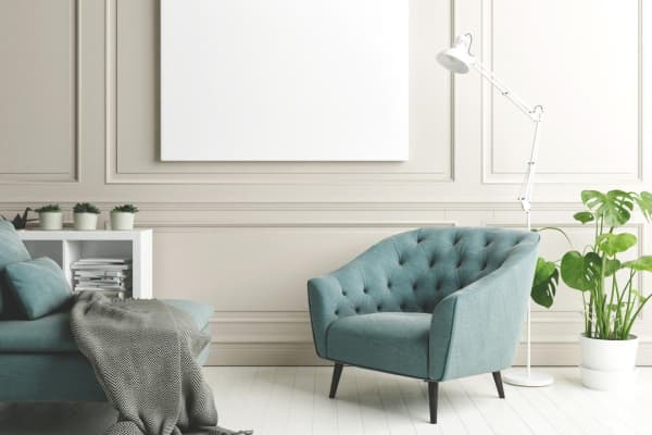 Ein weißes Infrarotpaneel angebracht an der Wand eines gemütlichen Wohnzimmers