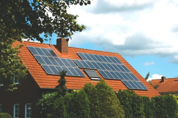 Haus mit Solaranlage auf Dach