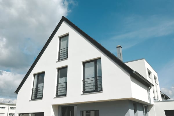 Hausfassade mit Fenstern