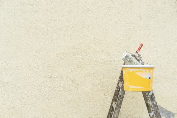 Fassade Außenansicht mit Farbeimer und Leiter davor