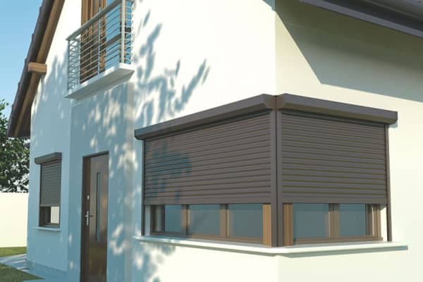 Haus Außenansicht mit Vorbaurollladen vor Eckfenster