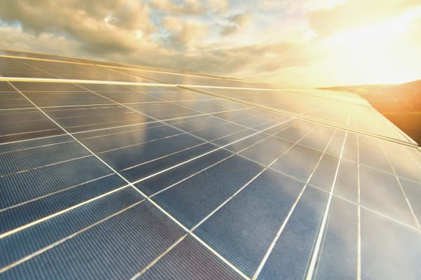 Dünnschichtmodule auf dem Dach einer Solaranlage