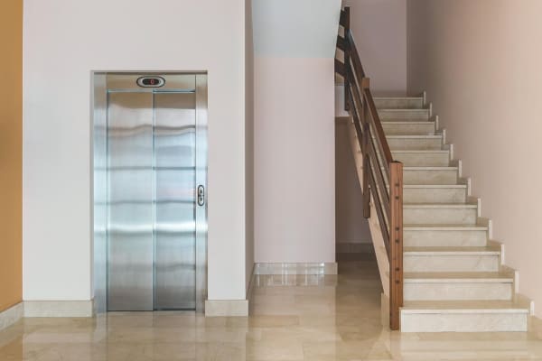Aufzug im Treppenhaus