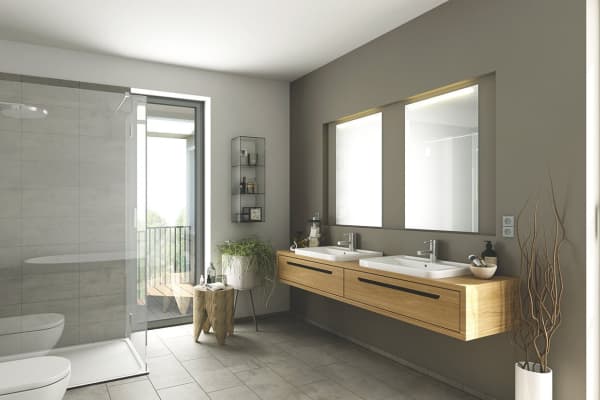 Fugenloses Badezimmer mit zwei Waschbecken