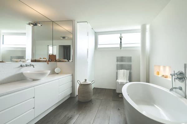 Modernes Badezimmer mit weißen Möbeln